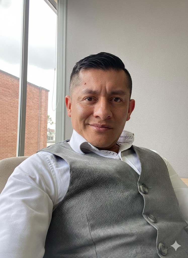 Andrés Yate trabajando en la comunidad
